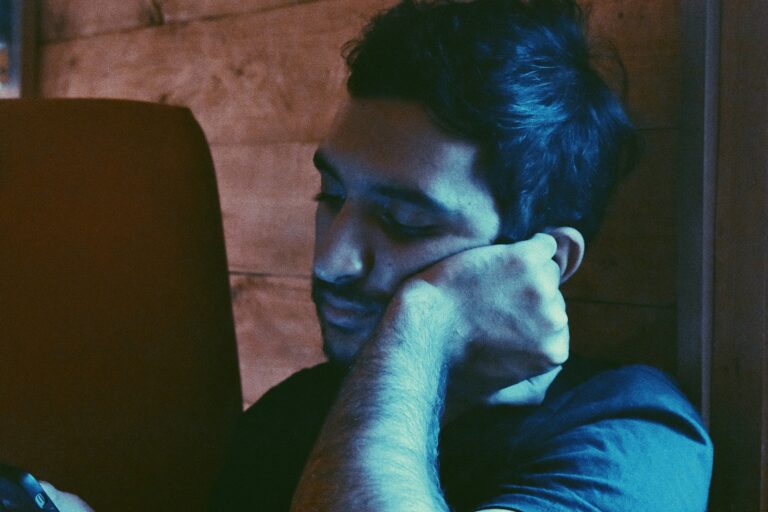 Personne fatiguée signes manque dopamine épuisement